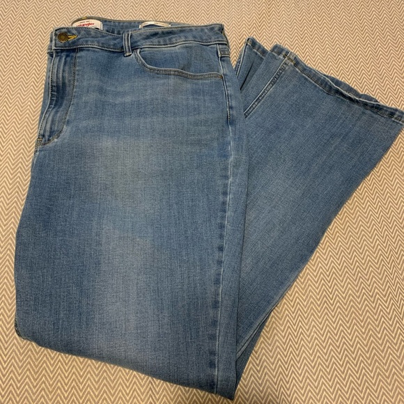 Wrangler bold boot high rise jeans. Med/light wash. Size 22. Like new-Worn once. - Picture 6 of 10